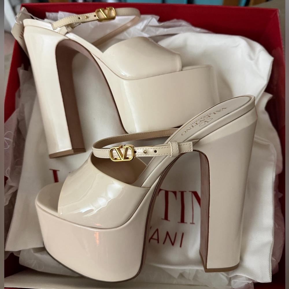NWT Valentino Garavani Patent Platform Sandals in Ivory with V Gold Logo